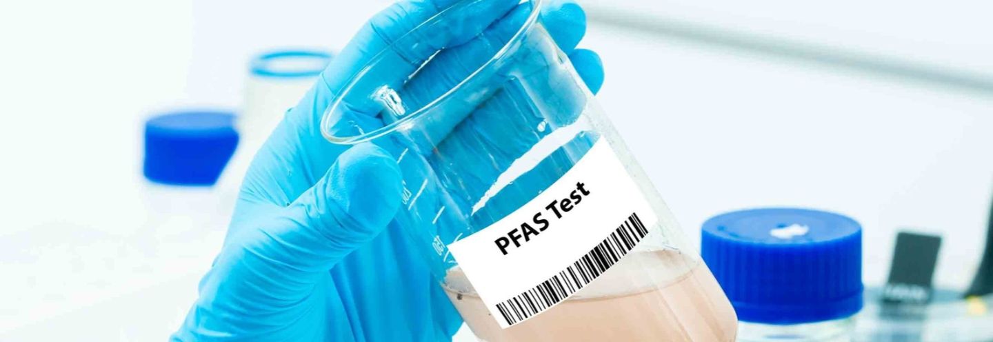 Tecnico che elabora analisi PFAS delle acque potabili